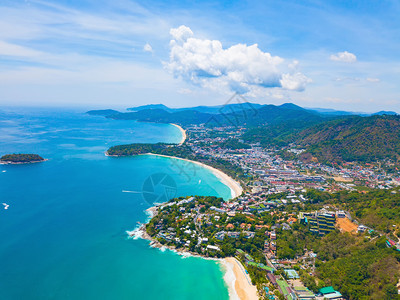 夏季在泰国普吉岛游览时以蓝绿的海水山丘热带绿林树和安达曼海对巴东滩的空中景象图片