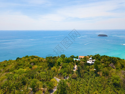 夏季在泰国普吉岛游览时以蓝绿的海水山丘热带绿林树和安达曼海对巴东滩的空中景象图片