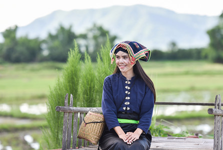 亚洲女泰文风格着装亚洲妇女泰文风格着装部落TaiDam美丽的年轻女孩肖像微笑着泰国传统服装图片
