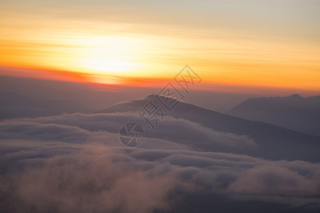 寻找雾覆盖森林山脉和美丽的日出色彩多的天空黄色背景观视图点图片