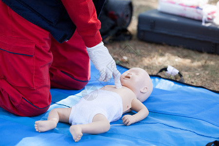 婴儿CPR模拟急救培训图片