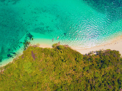 PhiPhi的空中景象玛雅海滩蓝绿的水山丘日落时的热带绿林树和夏季泰国普吉岛的Andaman海图片