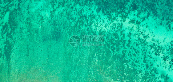 泰国普吉岛夏季的安达曼海清蓝绿宝石水的空中景象海洋物质形态中的水壁纸背景图片