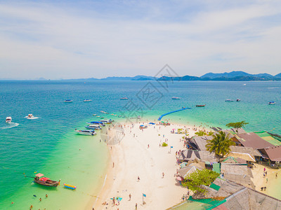 一个小岛KohKhai海滩的空中景象那里有人群游客蓝色绿的海水和安达曼夏季在泰国普吉岛旅行自然景观图片