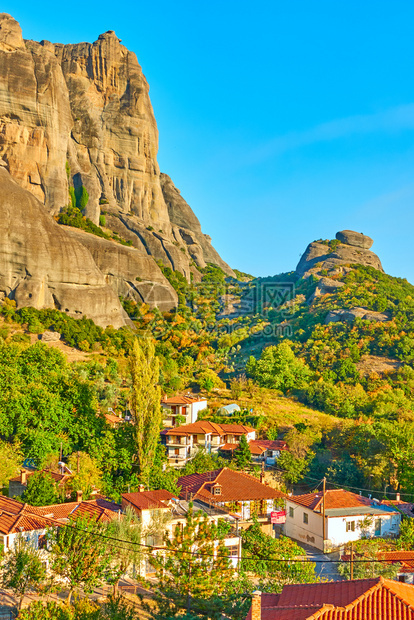 希腊卡兰巴镇清晨的梅托拉岩石和屋顶图片