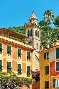 意大利波托菲诺圣马丁ChiesadiSanMartino的房屋和钟楼图片