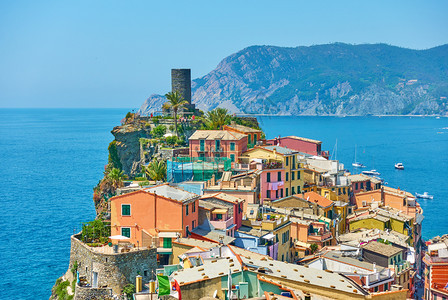 意大利辛克特尔海边岩石上的Vernazza小城镇的全景图片