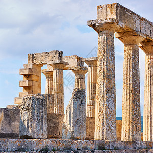 希腊萨罗尼群岛AeginaAeginaAphaea寺庙柱图片