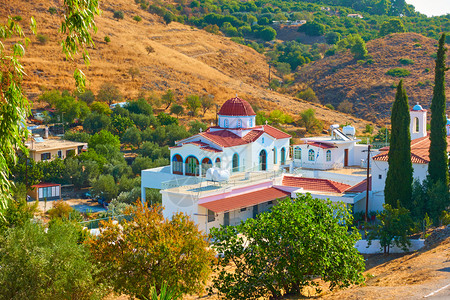 希腊Aegina岛的圣凯瑟琳修道院环绕着丘陵和花园环绕着希腊Aegina岛的圣凯瑟琳修道院图片