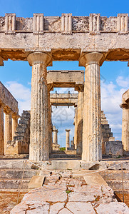 希腊萨罗尼群岛AeginaAgiaMarina镇附近的Aphaea寺庙前线图片