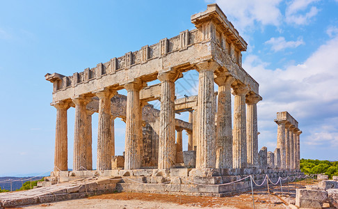 希腊萨罗尼群岛AeginaAgiaMarina镇附近的Aphaea寺古老废墟图片