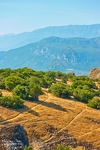 希腊梅托拉卡巴塞萨利希腊地貌的梅托拉塞萨利的岩石上小树图片
