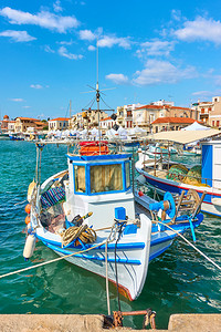 希腊萨罗尼群岛Aegina港旧渔船图片