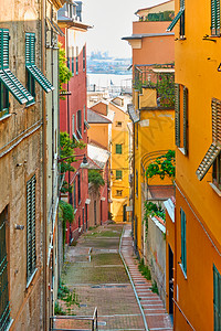 通往意大利热那亚诺瓦港的老下坡街前景图片