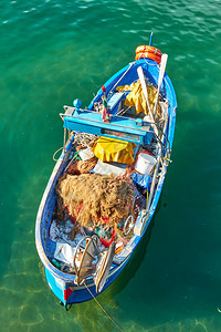 装有船在内海上捕鱼的奥马尔渔船图片