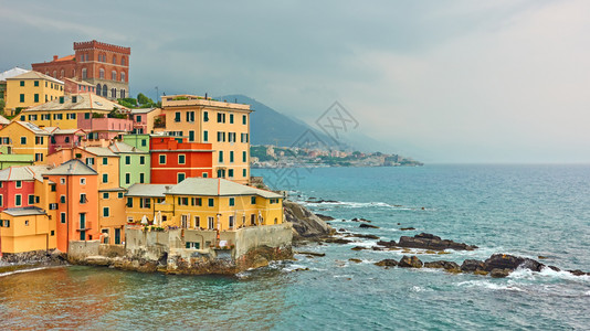 在意大利古里亚热那吉诺瓦Boccadasse意大利古里亚的海边岸上布卡达塞BoccadasseGenova海边挂着闪光的房屋图片