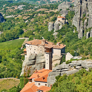 罗萨努和希腊梅托拉悬崖上的AgiosNikolaos修道院图片