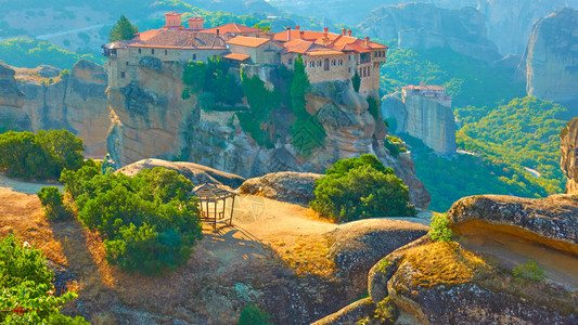 清晨在梅托拉的悬崖顶上希腊风景图片