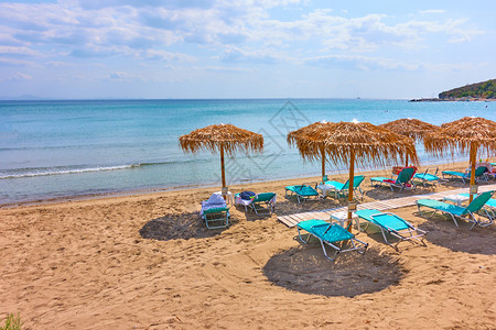 阳光明媚的夏日希腊度假胜地AgiaMarinaAegina岛AgiaMarina和希腊度假胜地图片