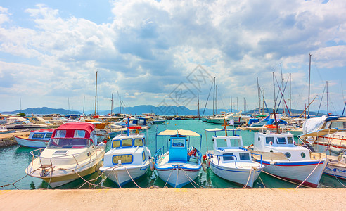 在希腊Aegina港Aegina与码头紧跟在前登上摩尔渔船全景图片