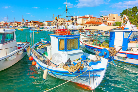 希腊Aegina镇港阳光明媚的夏日图片