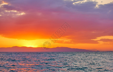 海洋和陆地上闪耀的颜色美丽日落下海景风图片