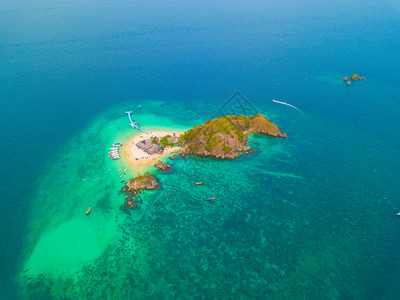 热带小岛一个小岛KohKhai海滩的空中景象那里有人群游客蓝色绿的海水和安达曼夏季在泰国普吉岛旅行自然景观背景