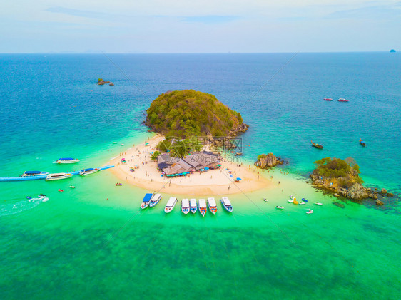 一个小岛KohKhai海滩的空中景象那里有人群游客蓝色绿的海水和安达曼夏季在泰国普吉岛旅行自然景观图片