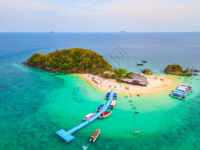 一个小岛KohKhai海滩的空中景象那里有人群游客蓝色绿的海水和安达曼夏季在泰国普吉岛旅行自然景观图片