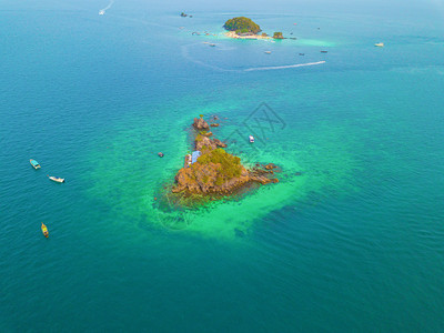 一个小岛KohKhai海滩的空中景象那里有人群游客蓝色绿的海水和安达曼夏季在泰国普吉岛旅行自然景观图片