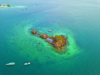 一个小岛KohKhai海滩的空中景象那里有人群游客蓝色绿的海水和安达曼夏季在泰国普吉岛旅行自然景观图片