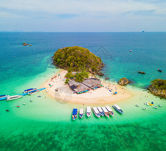 一个小岛KohKhai海滩的空中景象那里有人群游客蓝色绿的海水和安达曼夏季在泰国普吉岛旅行自然景观图片