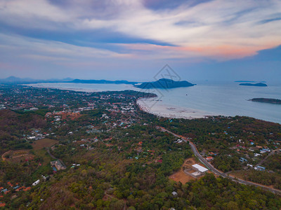 Phuket岛Andaman海日落时PromthepCape与Phuket岛Andaman海的观点图片