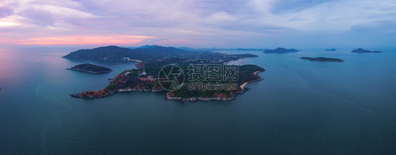 Phuket岛Andaman海日落时PromthepCape与Phuket岛Andaman海的观点图片