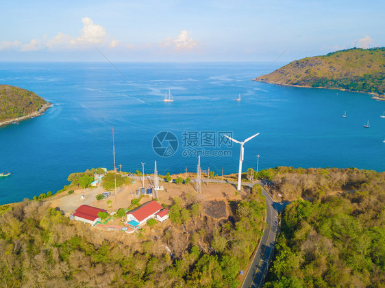 夏季在泰国普吉岛旅行时在Patong海滩看到一个风轮机上有蓝色绿宝石海水热带绿林树和安达曼海还有自然背景图片