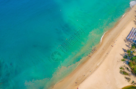 夏季在泰国普吉岛游览时以蓝绿的海水山丘热带绿林树和安达曼海对巴东滩的空中景象图片