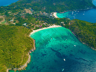 夏季在泰国普吉岛游览时以蓝绿的海水山丘热带绿林树和安达曼海对巴东滩的空中景象图片