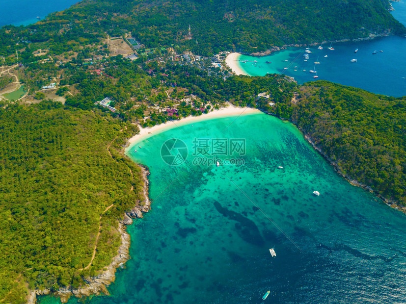 夏季在泰国普吉岛游览时以蓝绿的海水山丘热带绿林树和安达曼海对巴东滩的空中景象图片