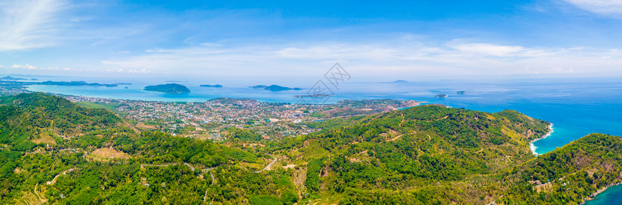 东澳岛夏季在泰国普吉岛游览时以蓝绿的海水山丘热带绿林树和安达曼海对巴东滩的空中景象背景