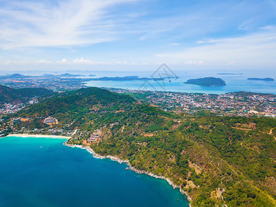 夏季在泰国普吉岛游览时以蓝绿的海水山丘热带绿林树和安达曼海对巴东滩的空中景象图片