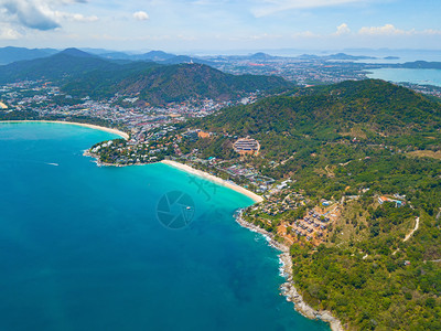 夏季在泰国普吉岛游览时以蓝绿的海水山丘热带绿林树和安达曼海对巴东滩的空中景象图片