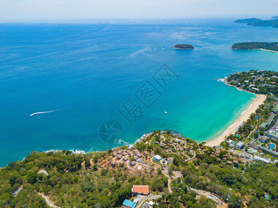 夏季在泰国普吉岛游览时以蓝绿的海水山丘热带绿林树和安达曼海对巴东滩的空中景象图片