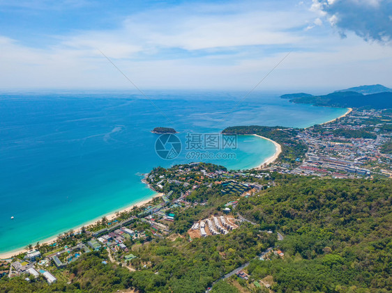 夏季在泰国普吉岛游览时以蓝绿的海水山丘热带绿林树和安达曼海对巴东滩的空中景象图片