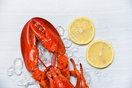 冰海鲜虾的龙和白木背景的柠檬龙虾食品图片