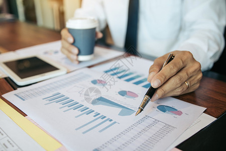 商业界人士指出统计数字结果和分析财务费用在办公室检查简要报告图表图片