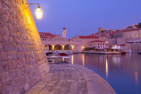 旧港和城Dubrovnikdurring清晨蓝色时钟克罗地亚旧港Dubrovnik旧港图片