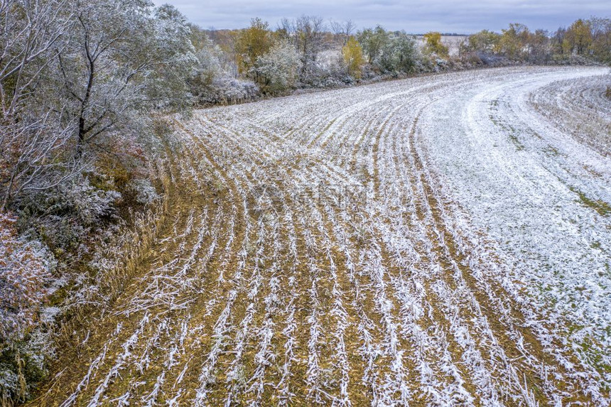 收获的玉米田第一次下雪密苏里西部蜜溪保护区的空中观察密苏里西部的蜜溪保护区图片