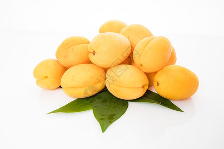 白底叶片分离的杏子水果图片