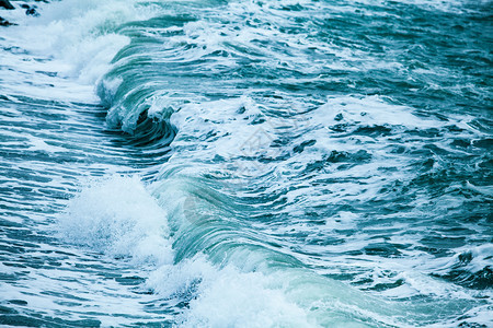 蓝海表面的波浪图片