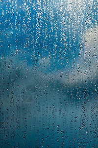 窗口蓝色背景下的雨滴图片